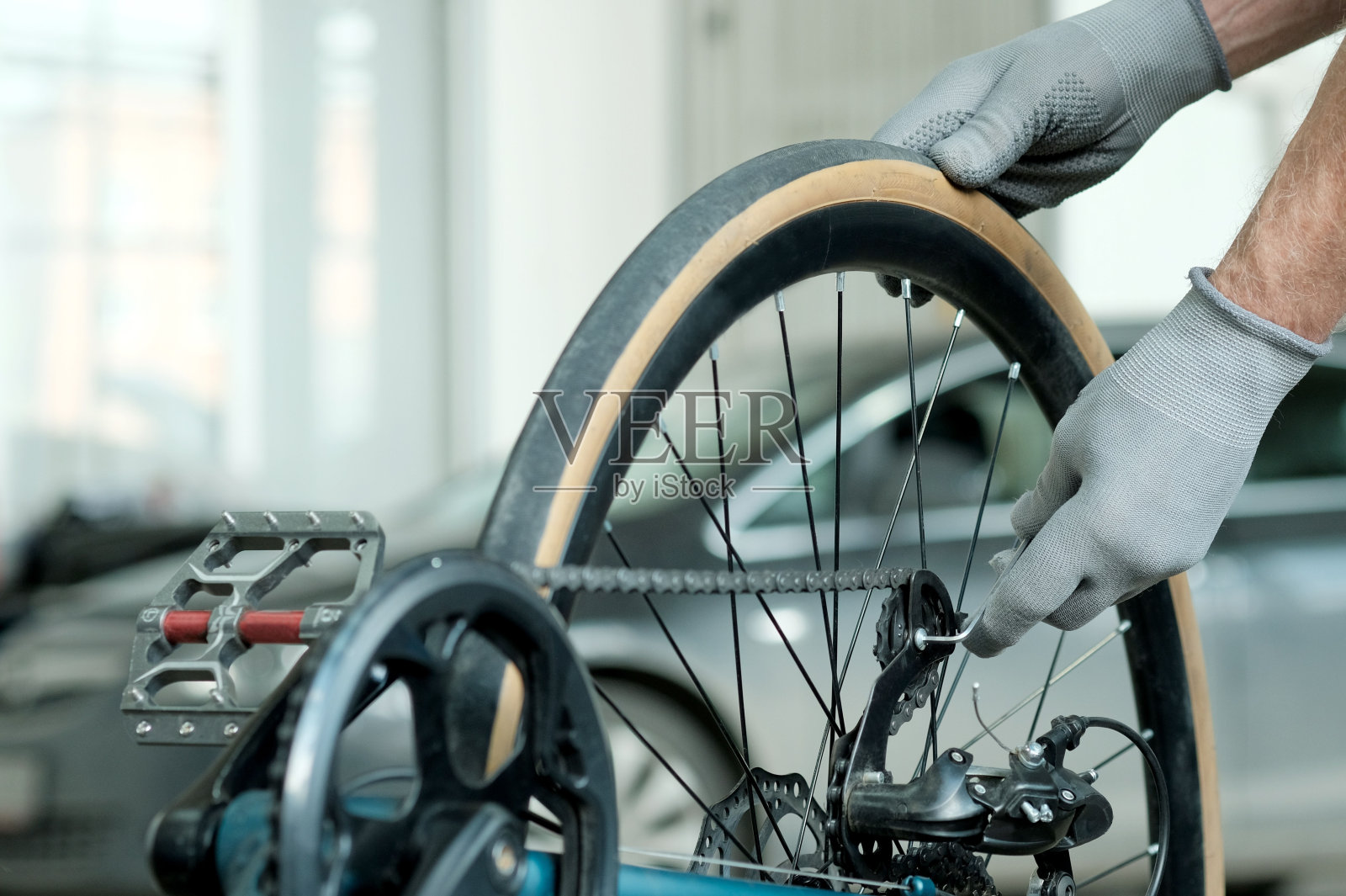 车间内自行车的维修和保养。照片摄影图片