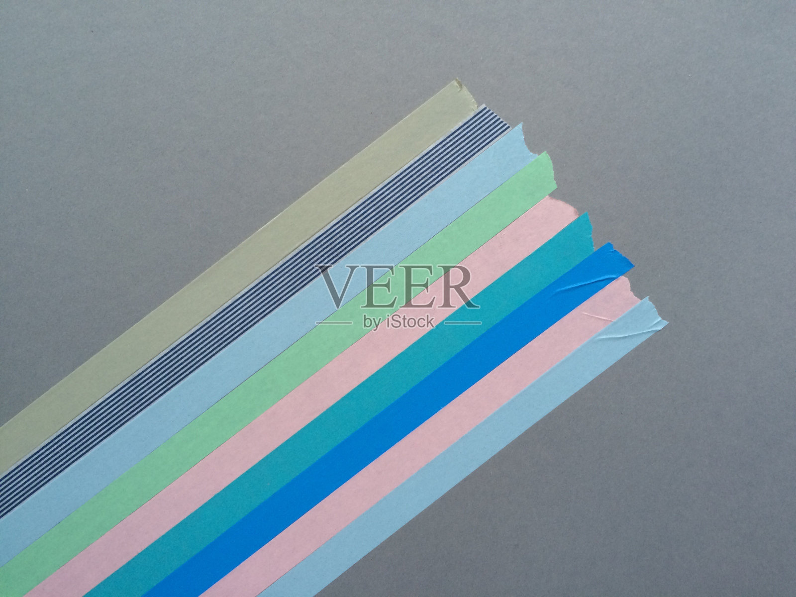 正上方灰色桌子上彩色胶带的镜头照片摄影图片