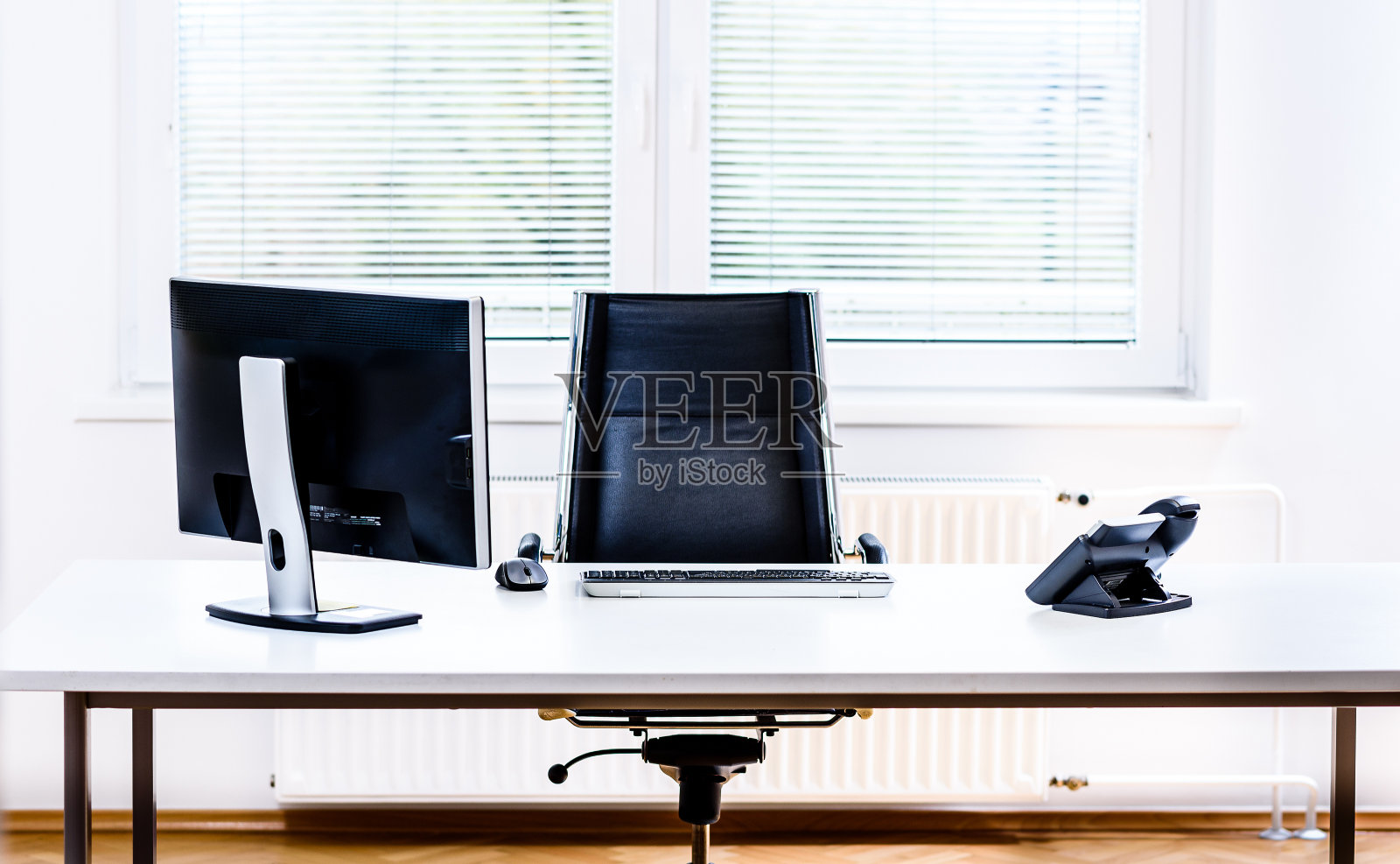 办公室桌子上有电脑和座机照片摄影图片