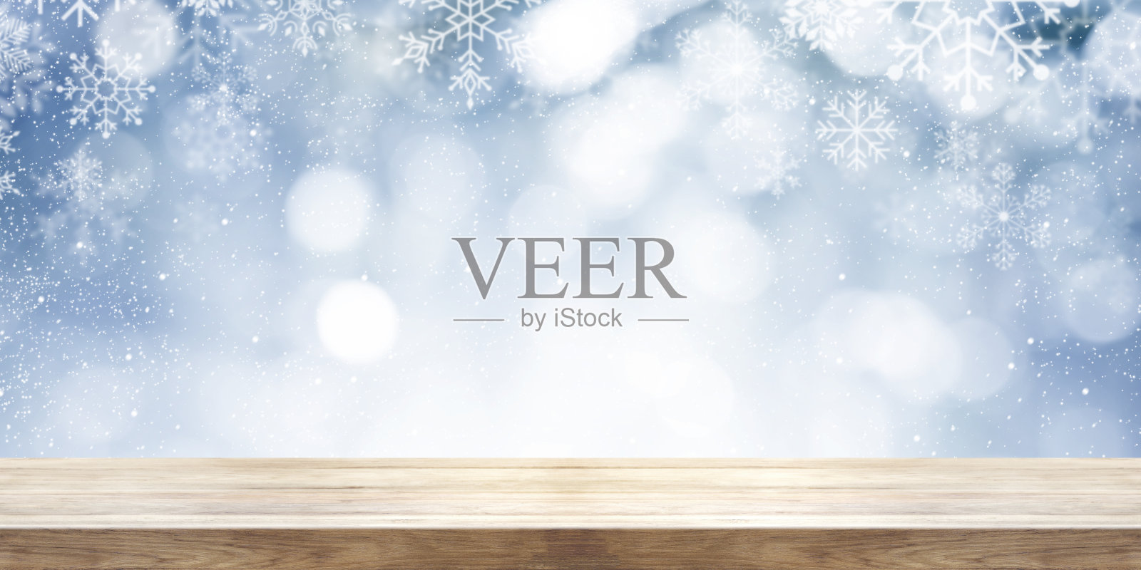 冬天窗户对着天空的风景照片摄影图片