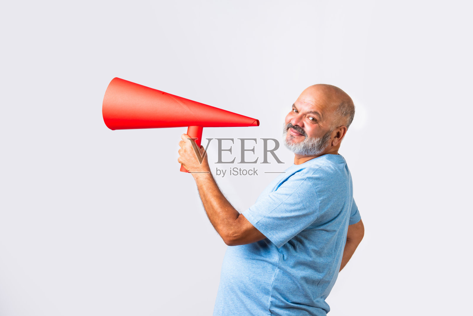 印度亚裔老年老人拿着扩音器宣布照片摄影图片