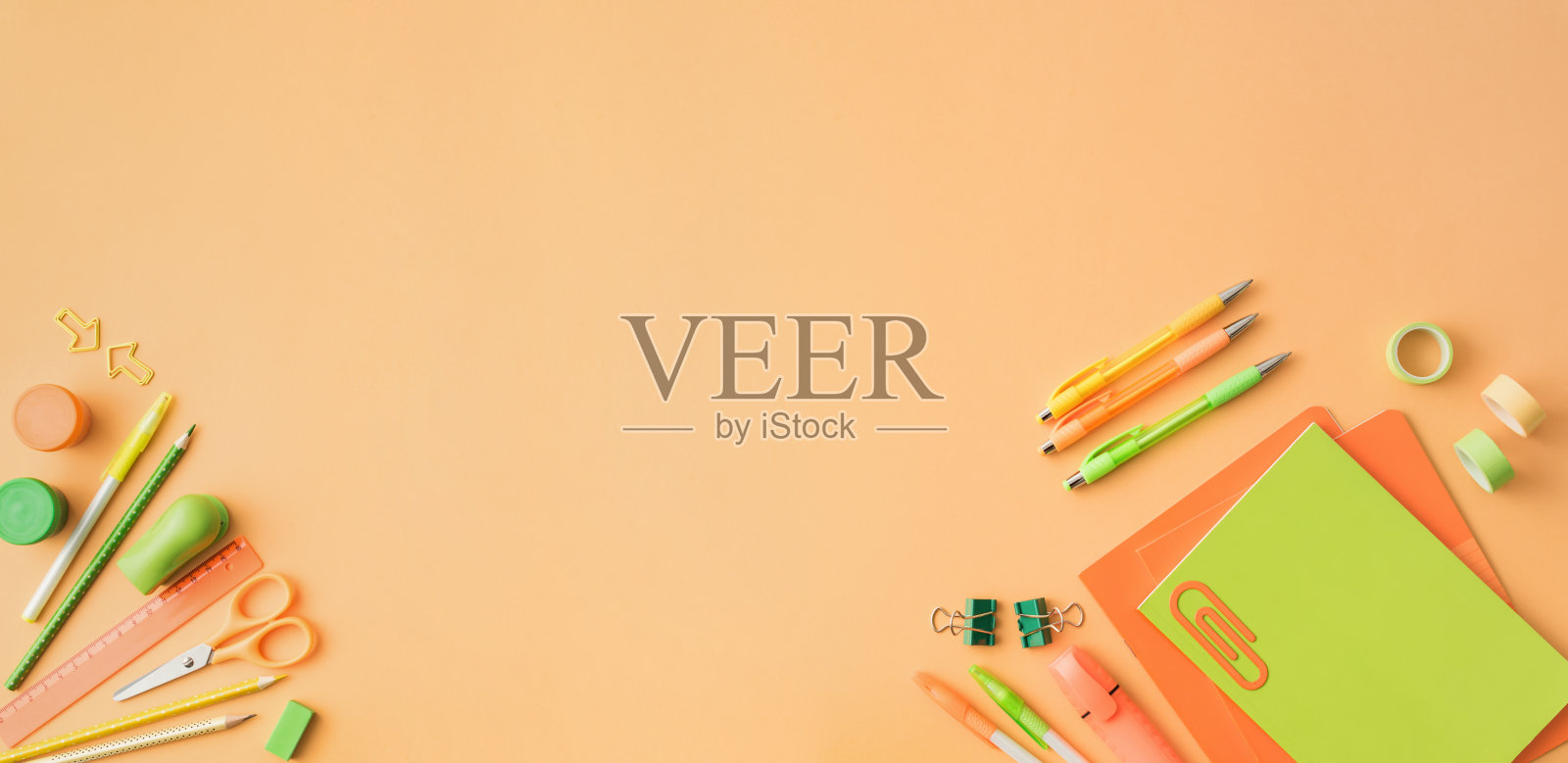 黄色背景的学习用品。回到学校，教育理念照片摄影图片