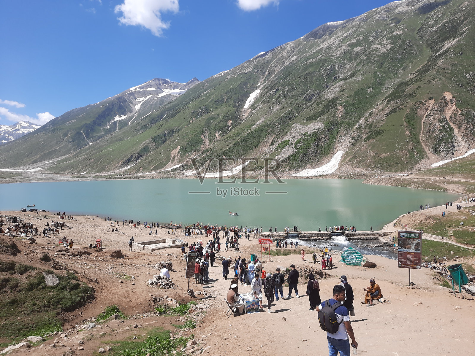 来自不同地区的游客在巴基斯坦纳兰的Saiful Malook湖周围。照片摄影图片