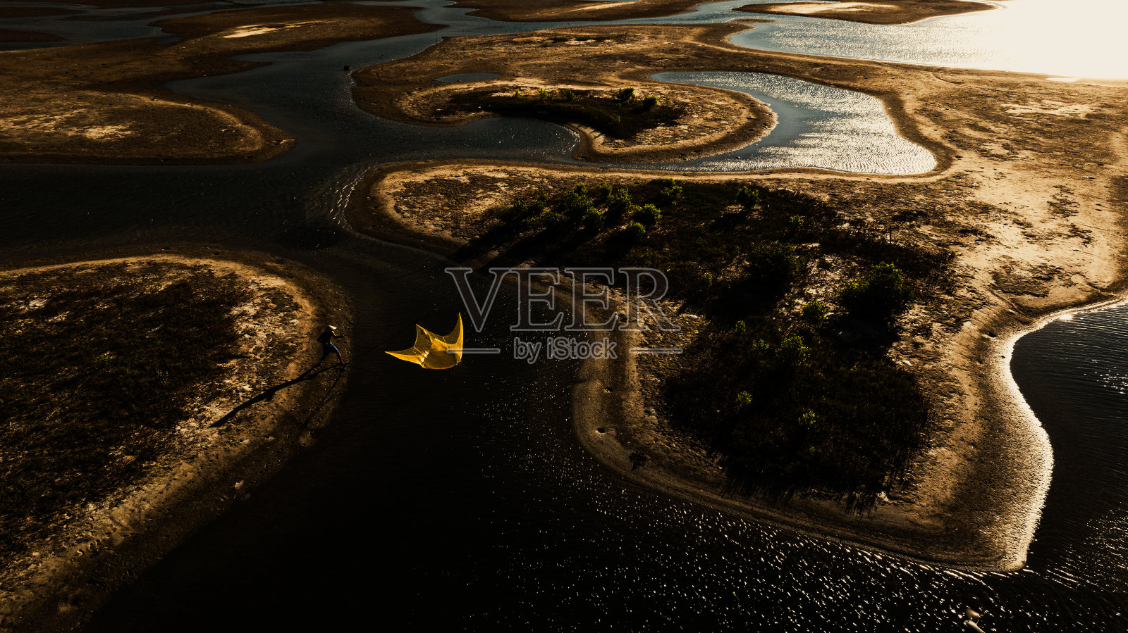 下午在顺化的立安泻湖，一位老渔夫照片摄影图片