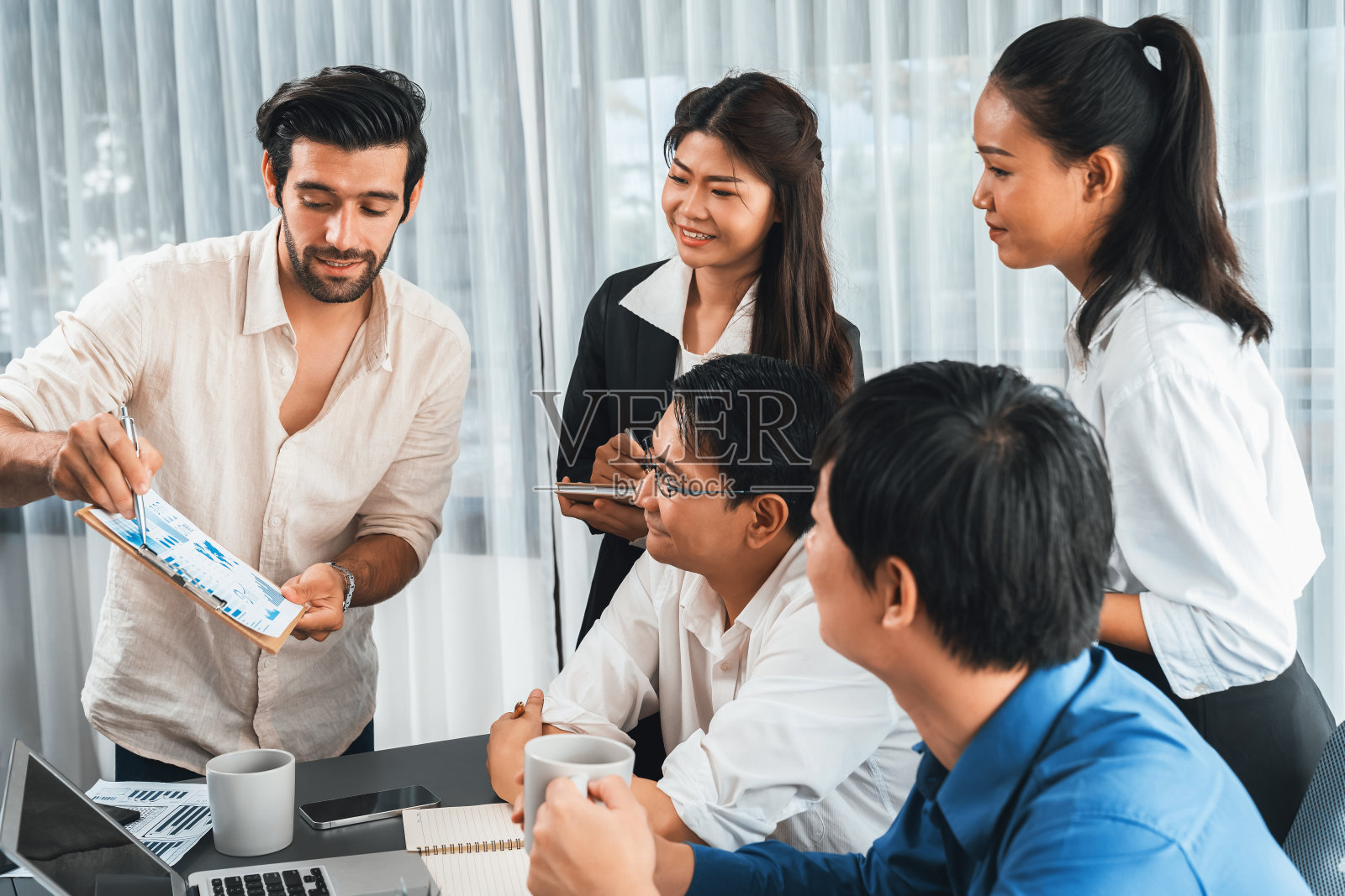 一群不同的办公室员工一起工作。谨慎的照片摄影图片