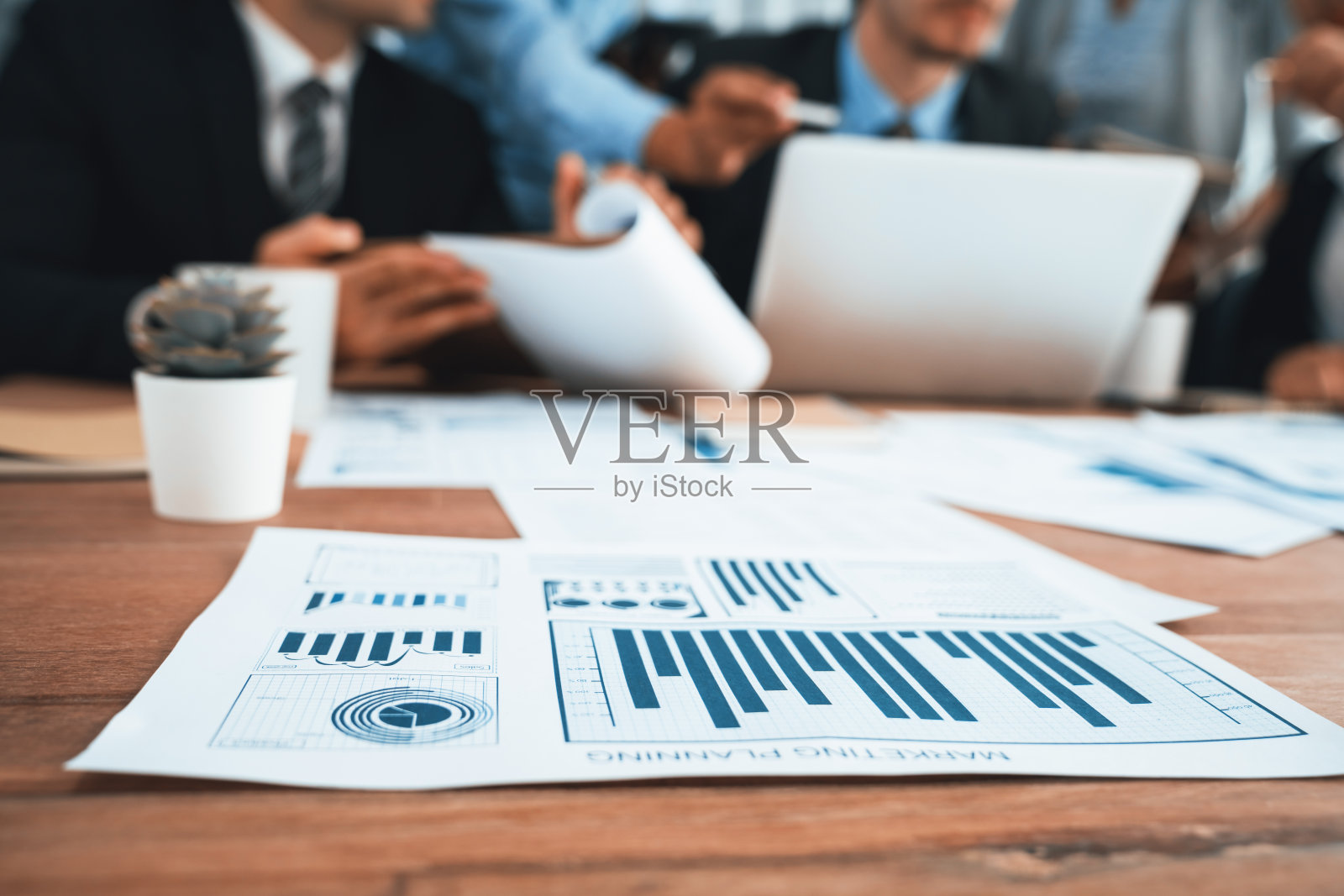 聚焦财务数据仪表板纸与模糊的背景。服装照片摄影图片