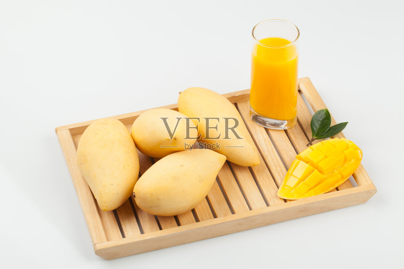 芒果是漆树科的常青树。叶互生，厚披针形，无毛。照片摄影图片