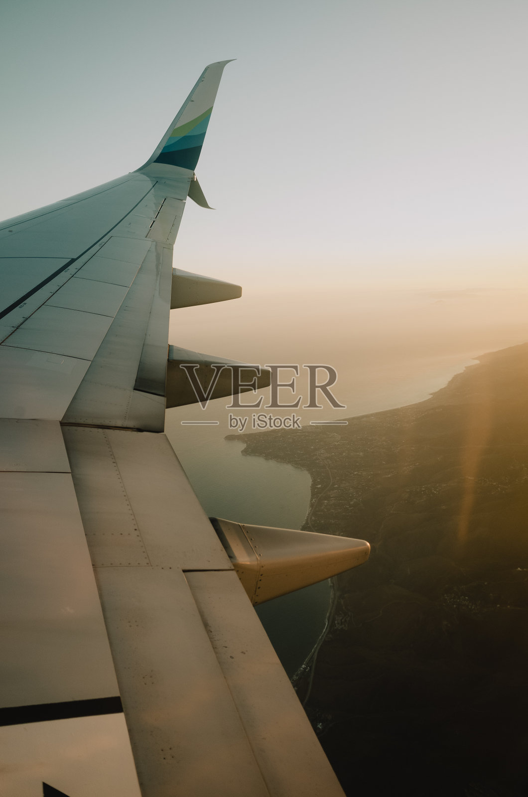 飞机上的海岸景观。照片摄影图片