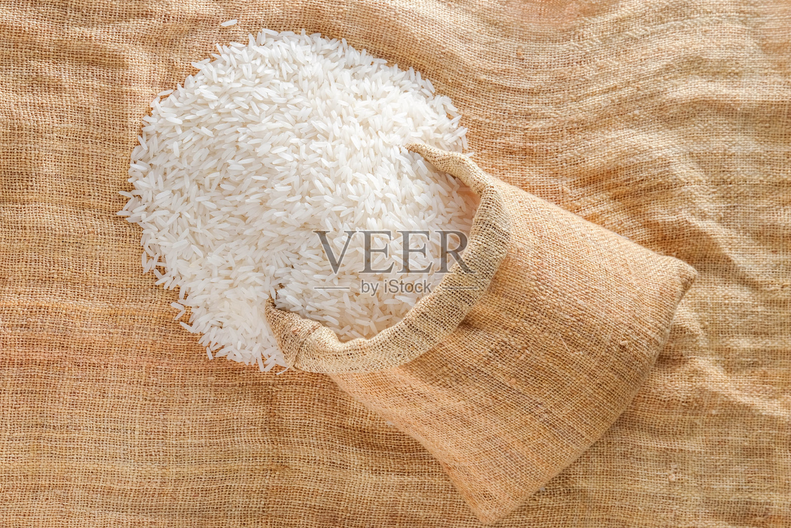 从高角度看掉在桌子上的大米照片摄影图片