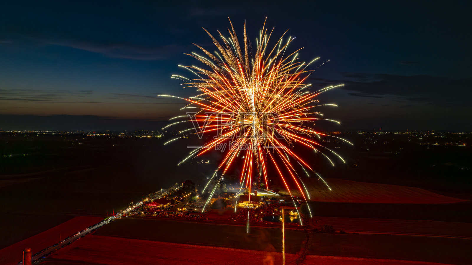 明亮的红色烟花在夜空中爆炸，在聚会上创造了辉煌的爆发照片摄影图片