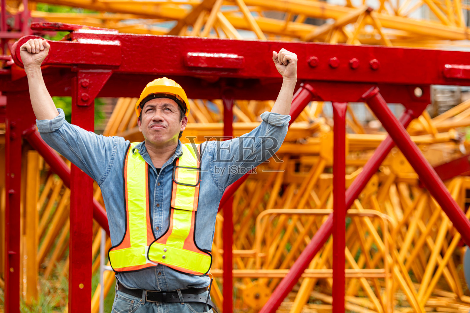 图为吊车工人在施工吊车检查时，将吊车从仓库运到建筑施工现场组装照片摄影图片