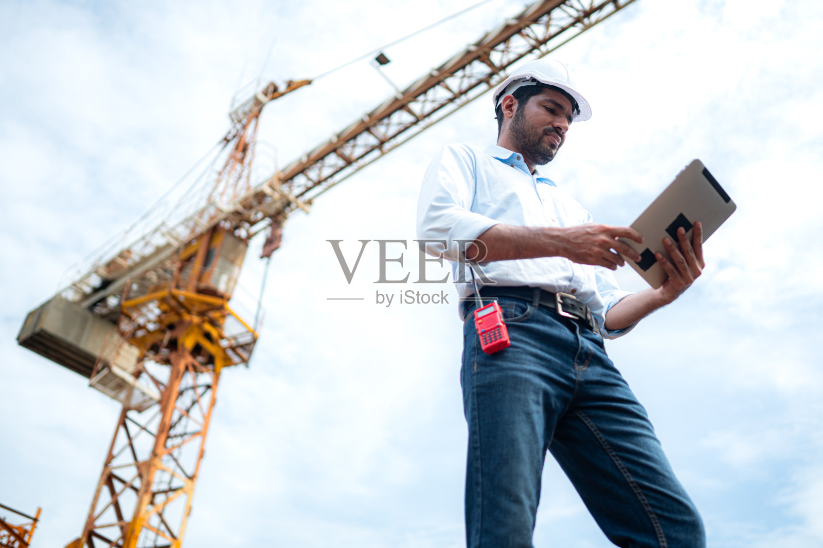 工程师在建筑工地用塔式起重机吊起和移动物体的肖像照片摄影图片