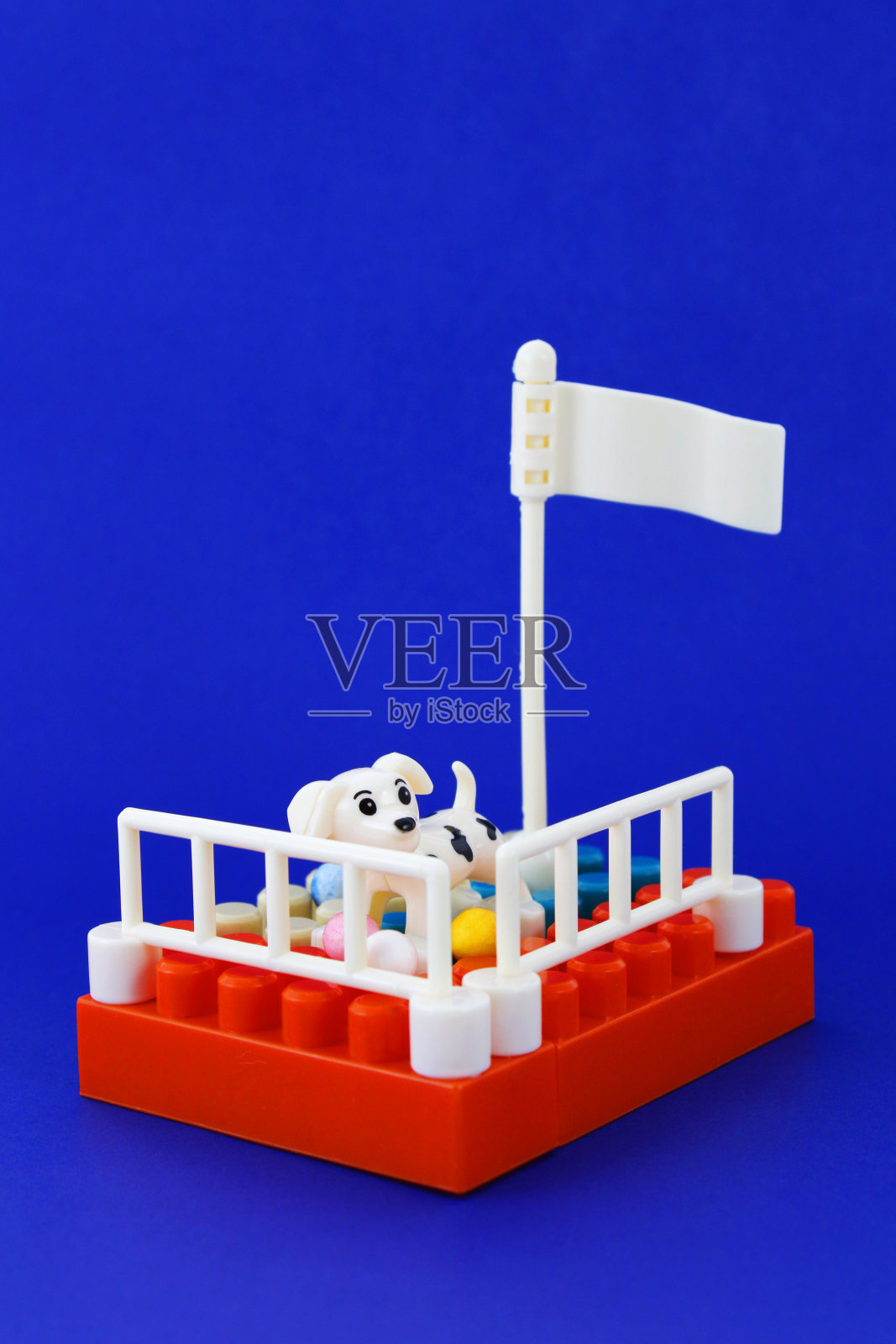 狗在游戏区形成的彩色拼图块照片摄影图片