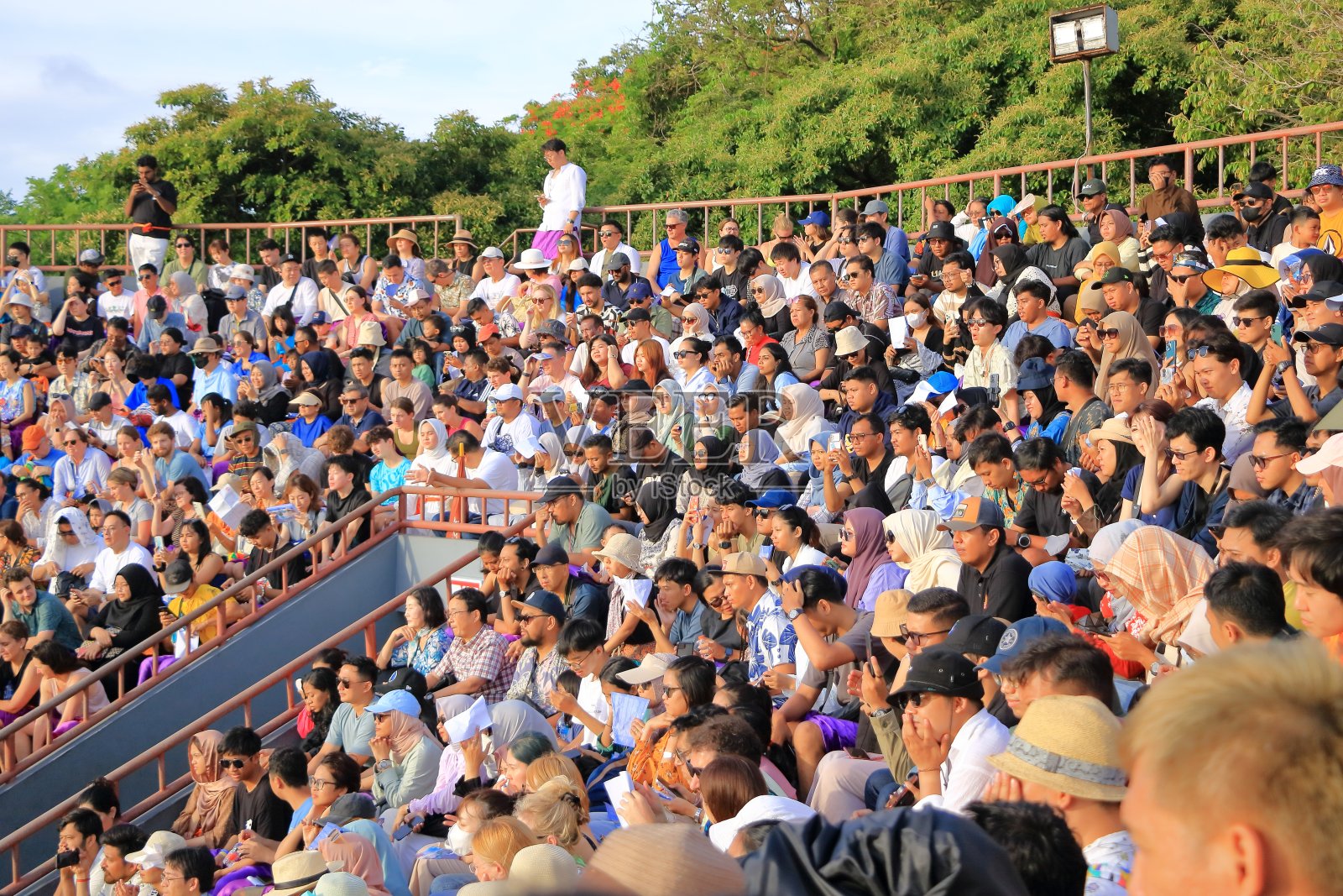 传统的Kecak火舞表演，乌鲁瓦图神庙，印度尼西亚巴厘岛照片摄影图片