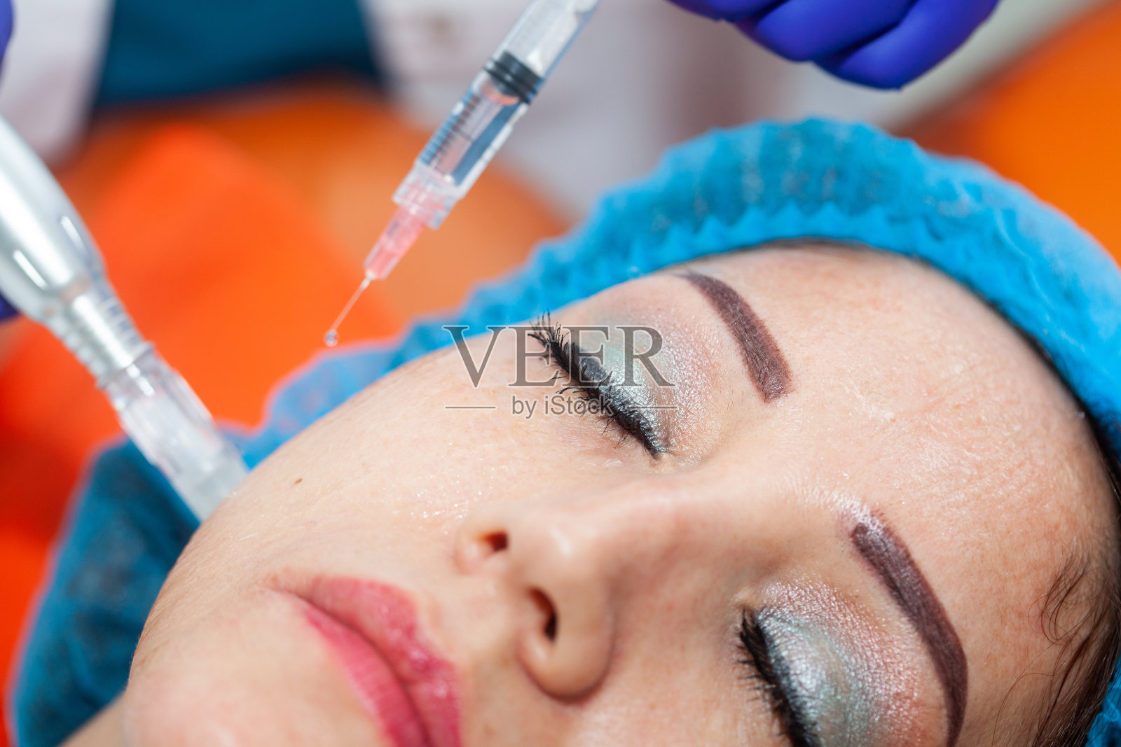 微针抗衰老面部年轻化鸡尾酒的应用。皮肤病学概念。美容医学概念。照片摄影图片