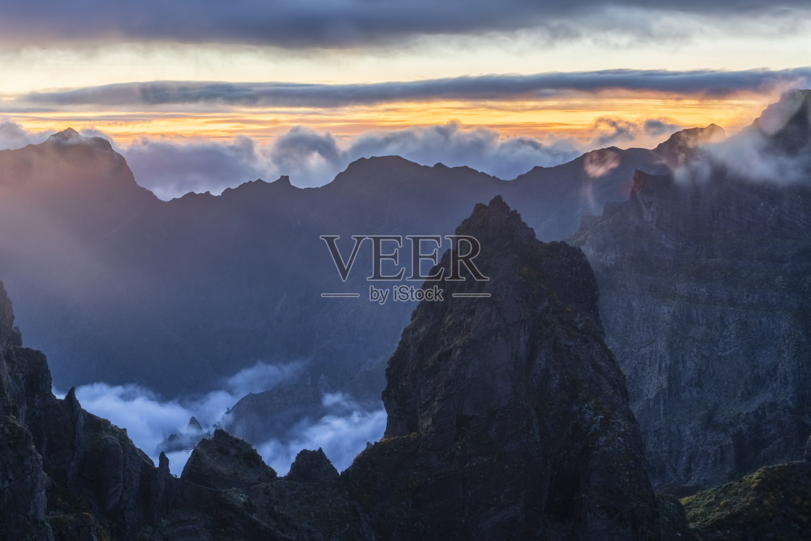 Pico do Arieiro。黄昏时分的群山。蓝色的小时。云反演。葡萄牙马德拉群岛照片摄影图片