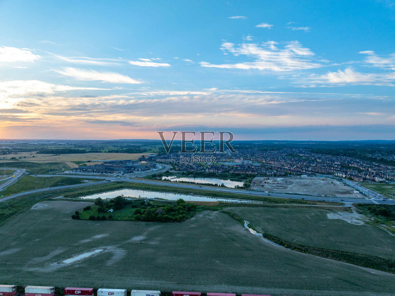 427号高速公路和麦肯齐少校大道在黄昏。在加拿大的克莱因堡照片摄影图片