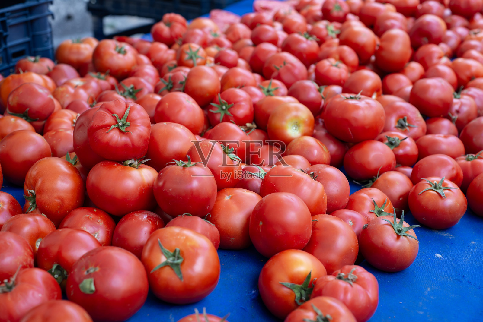 城市市场上有很多有机种植的西红柿照片摄影图片