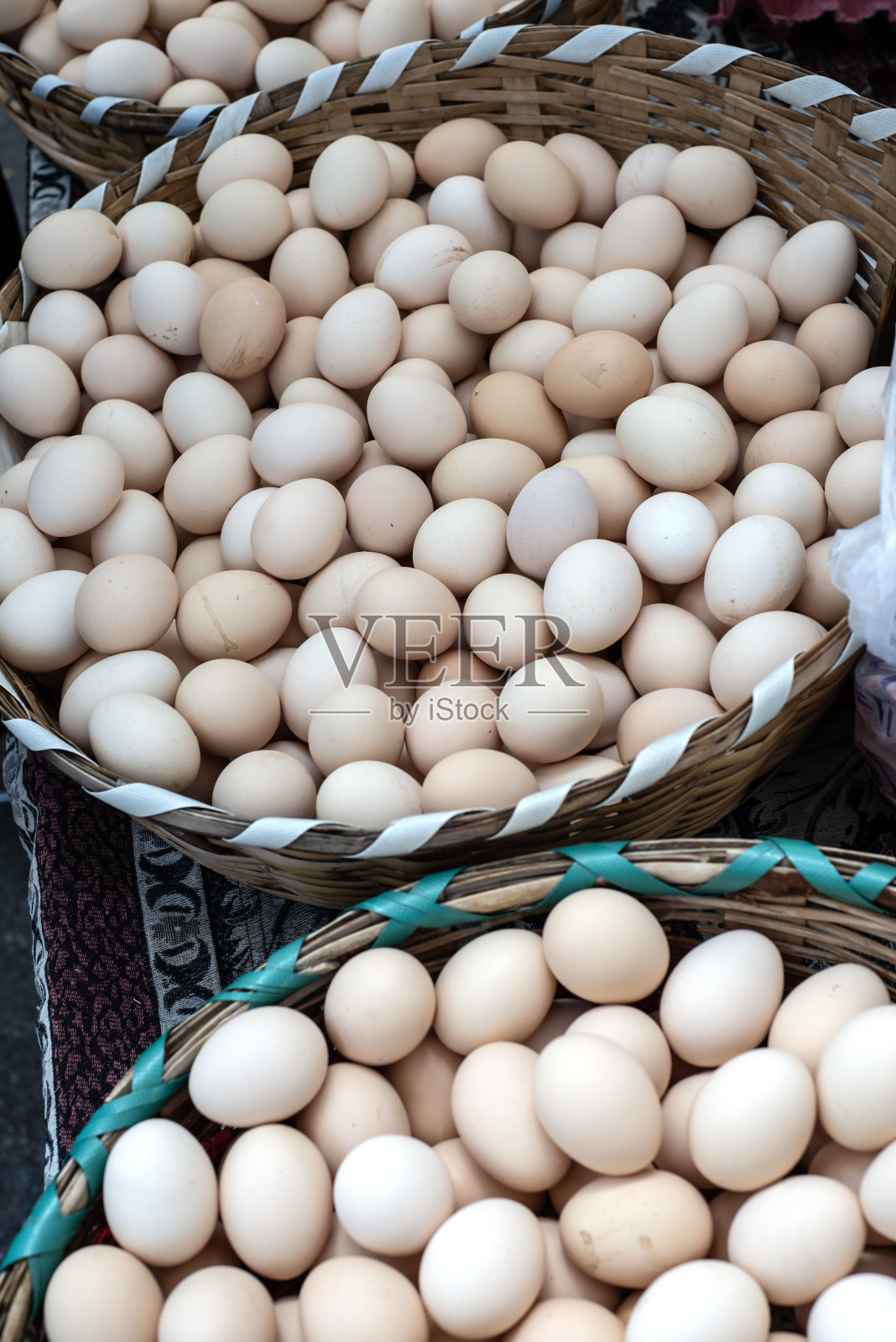 一堆新鲜鸡蛋照片摄影图片