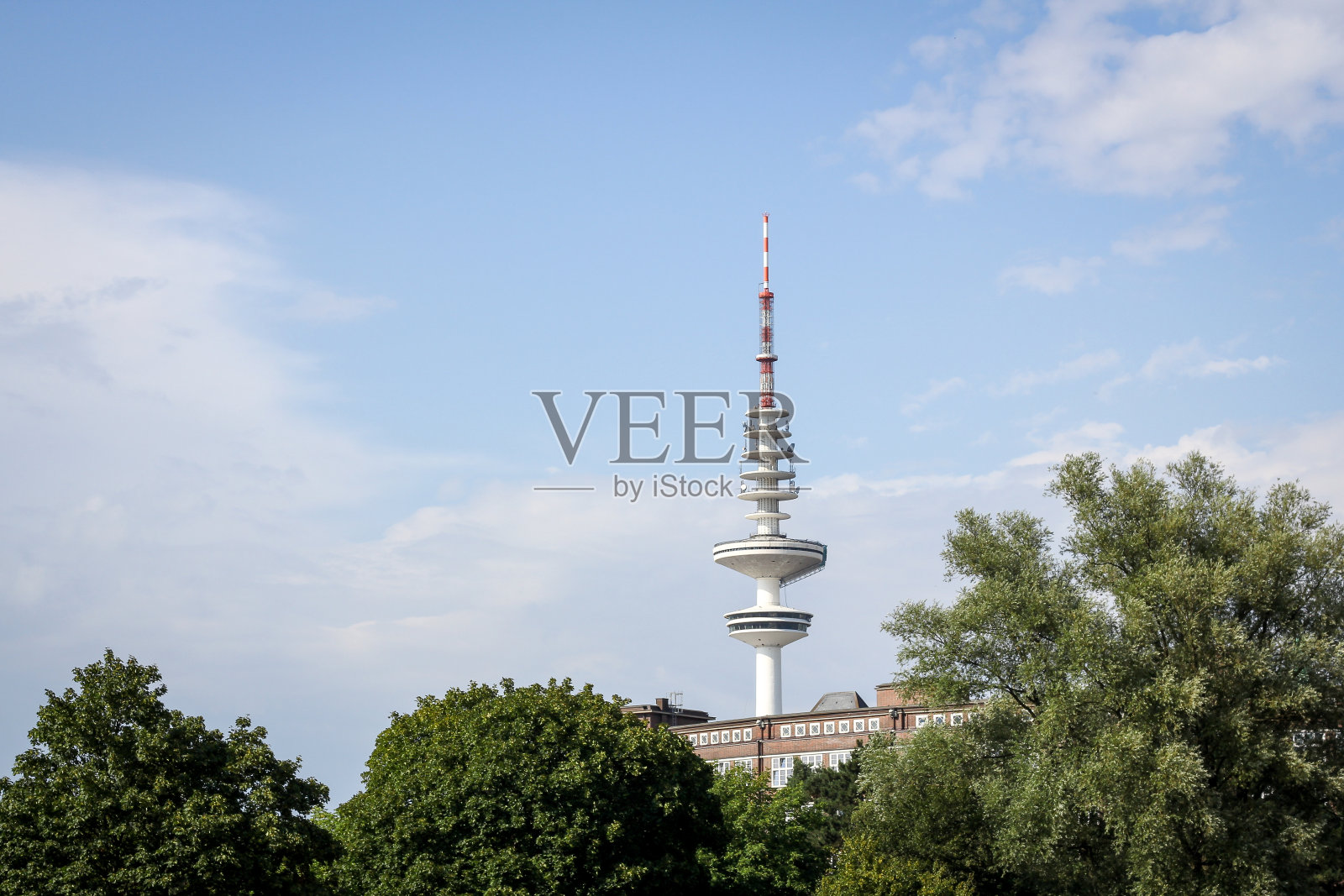 在德国汉堡的普兰滕公园，可以看到海因里希-赫兹-图姆电视塔照片摄影图片