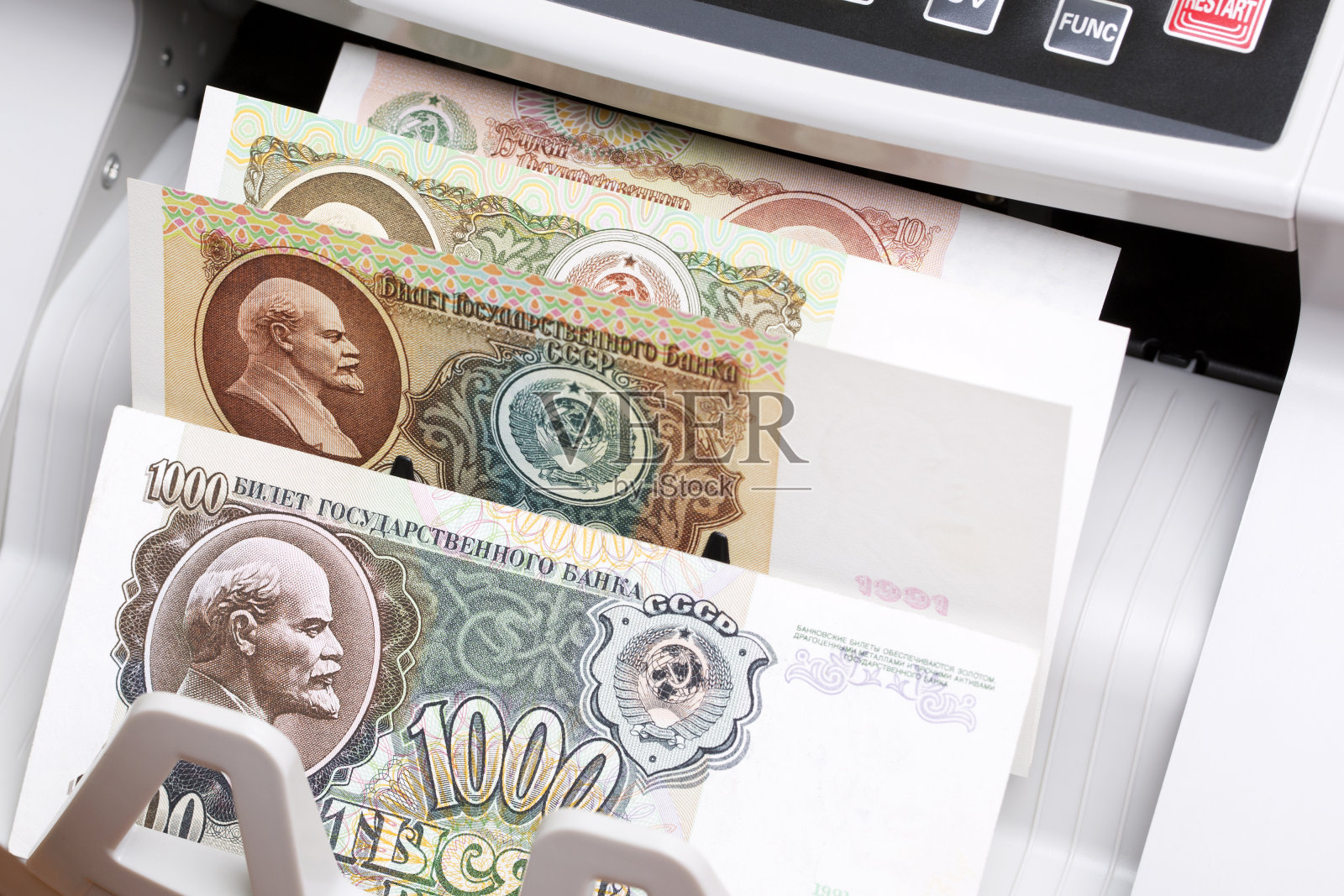 点钞机里的俄罗斯卢布照片摄影图片