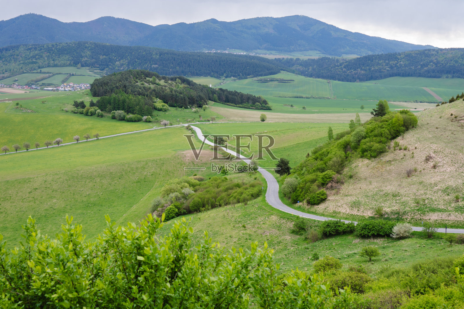 有公路和田野的乡村景观照片摄影图片