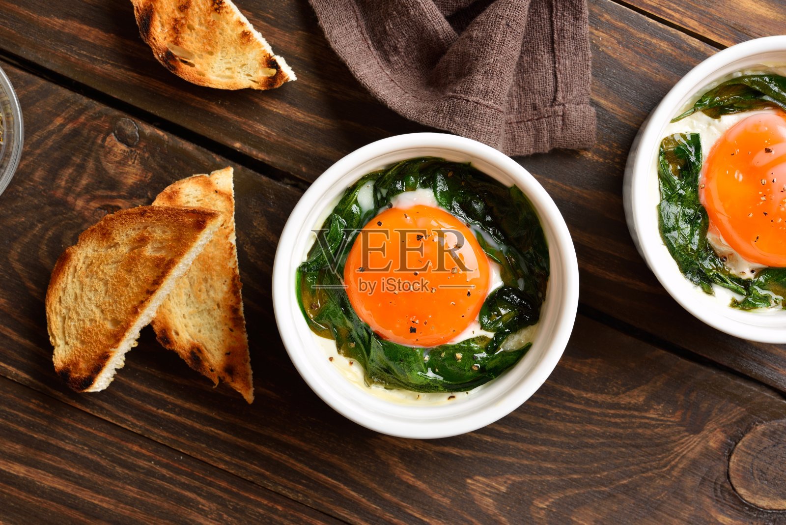 鸡蛋和奶油、奶酪和菠菜一起烤照片摄影图片