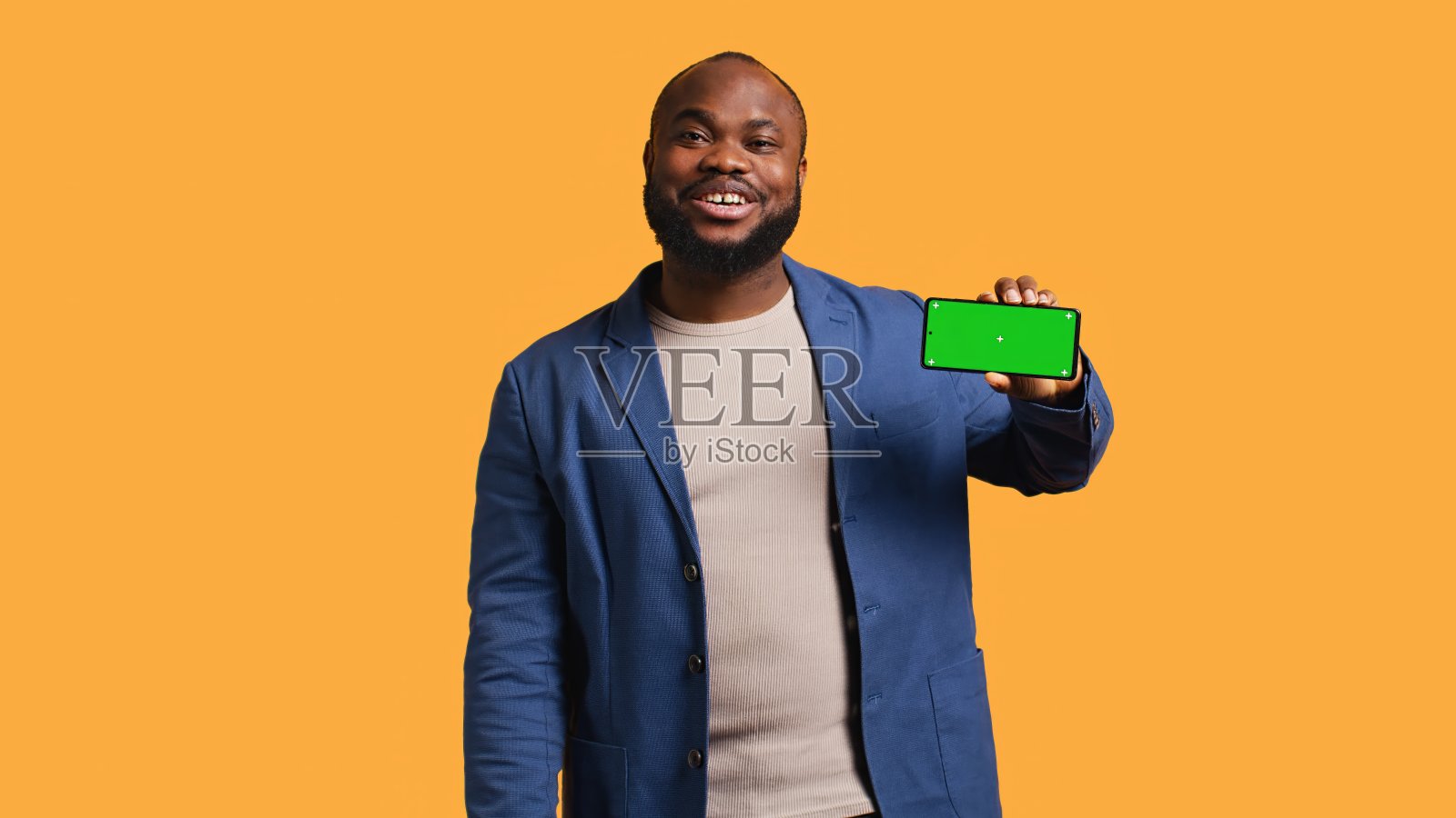 兴奋的男子拿着孤立的屏幕手机，做着推荐照片摄影图片