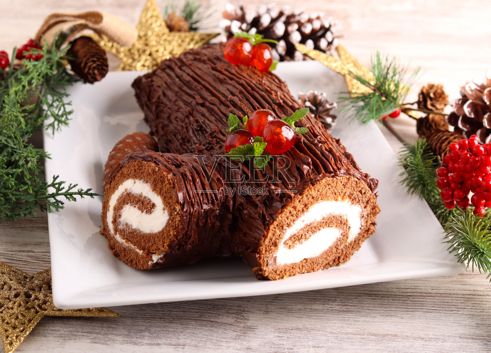 圆木形状的圣诞蛋糕照片摄影图片