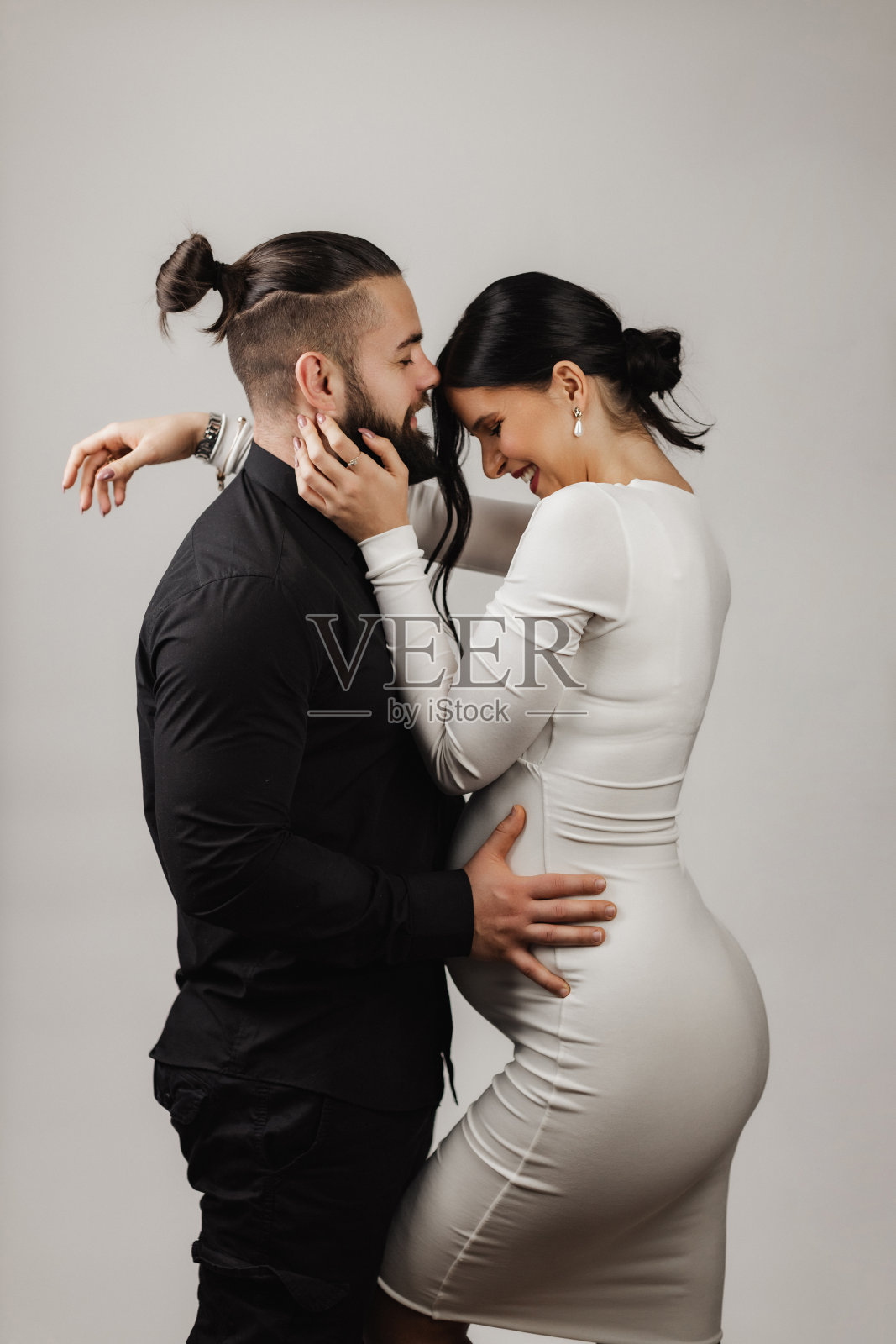 年轻女子和年轻男子期待宝宝的降生照片摄影图片