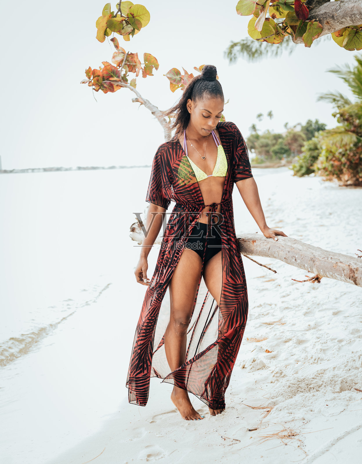 美丽的年轻非裔美国女性，竞技健身模特和运动员，在田园诗般的海滩上的肖像照片摄影图片