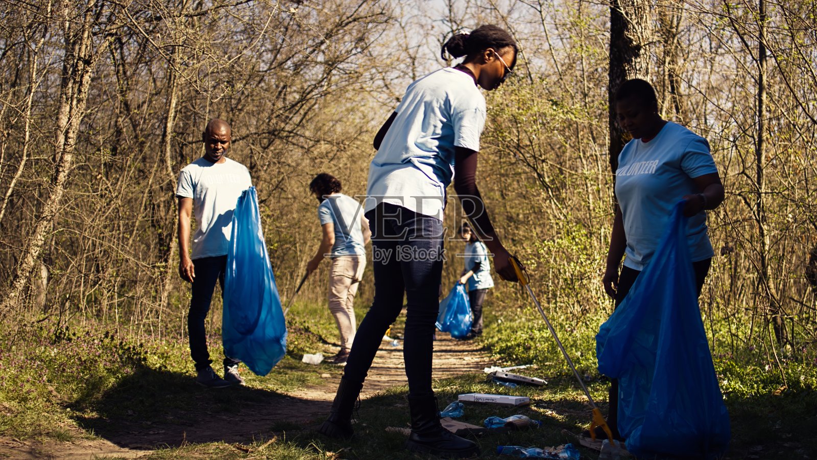 非裔美国志愿者团队从地上捡垃圾照片摄影图片