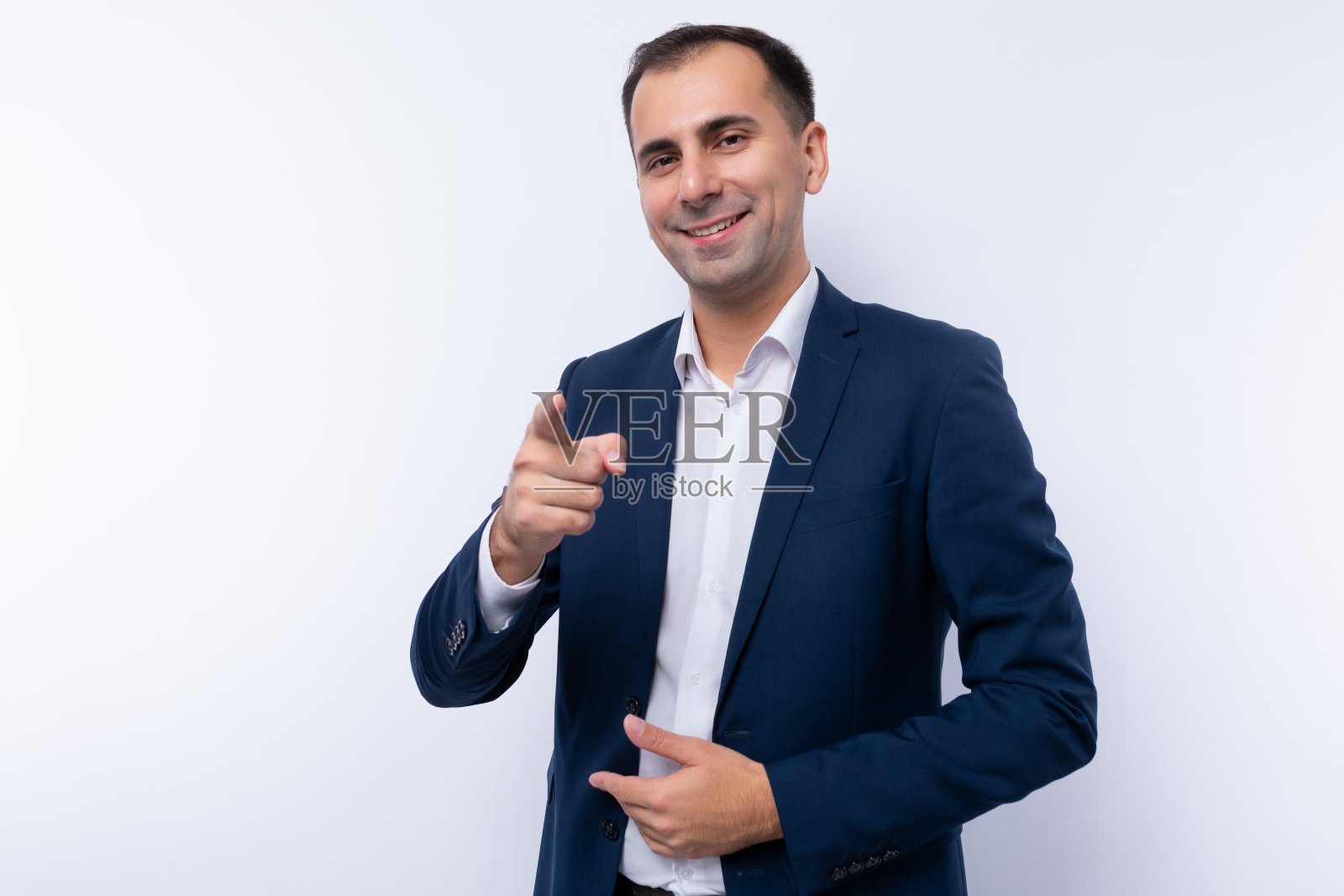 聪明英俊的白人男子穿着白色背景的商务装照片摄影图片