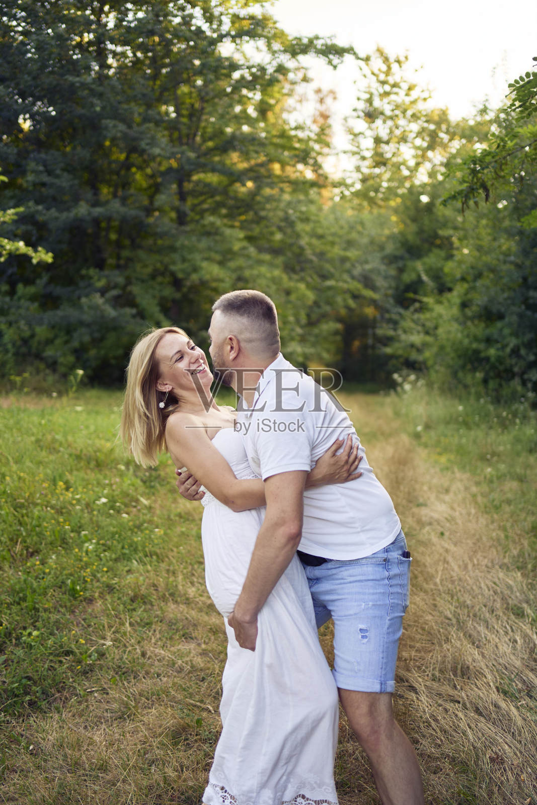 一对30岁的夫妇在花园里相爱照片摄影图片