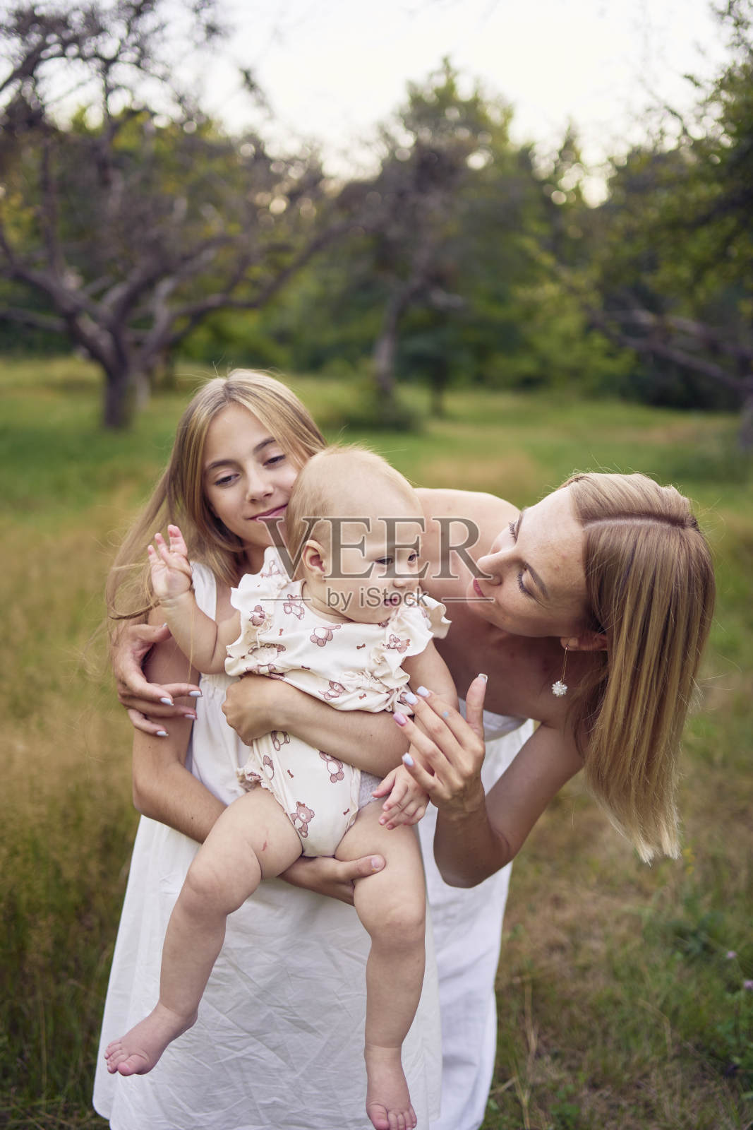 妈妈和她的女儿们玩耍照片摄影图片