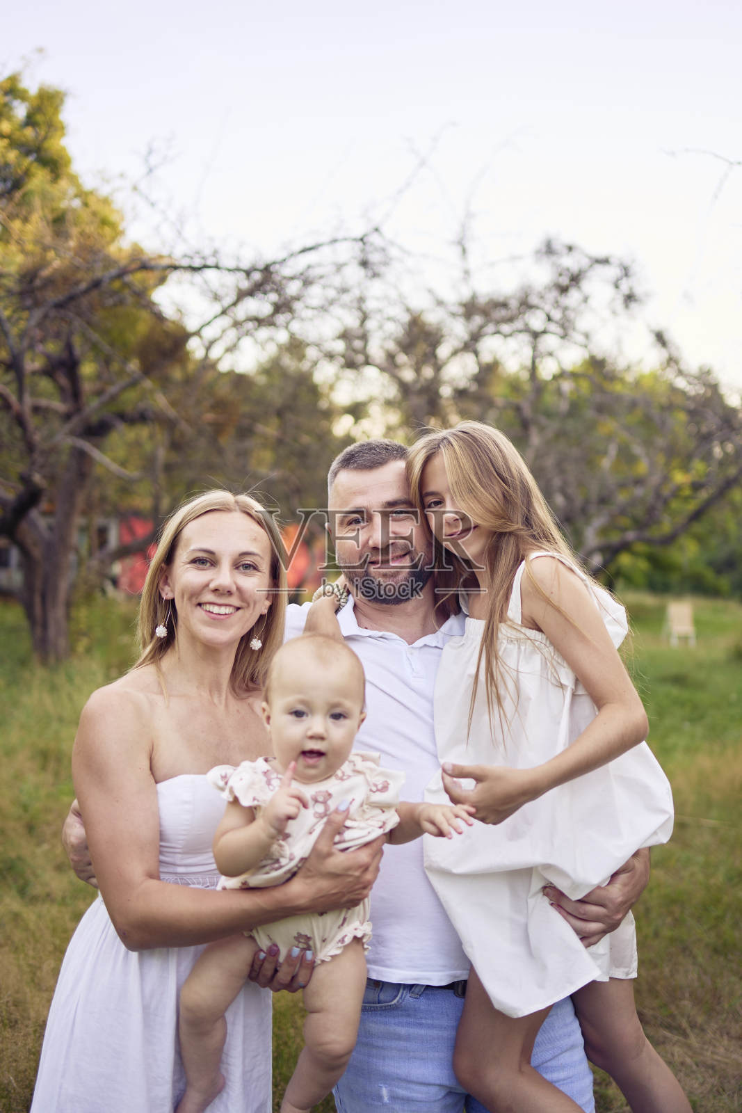 四口之家在公园散步照片摄影图片