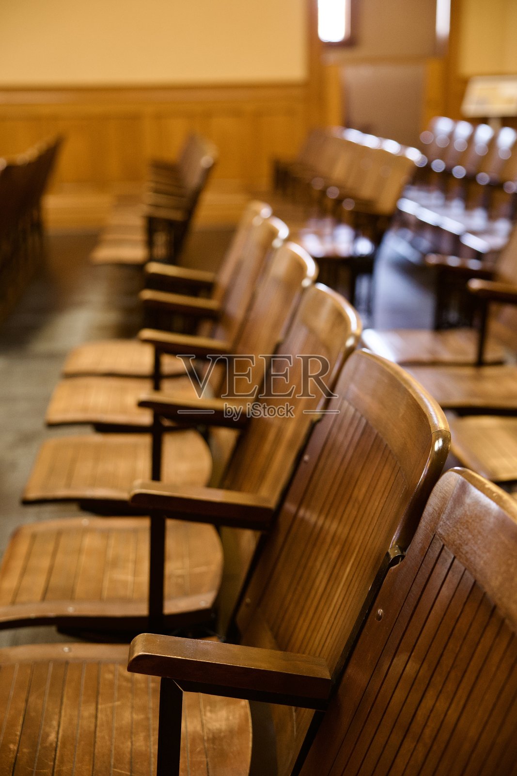 旧法院的折叠木质观众座椅照片摄影图片