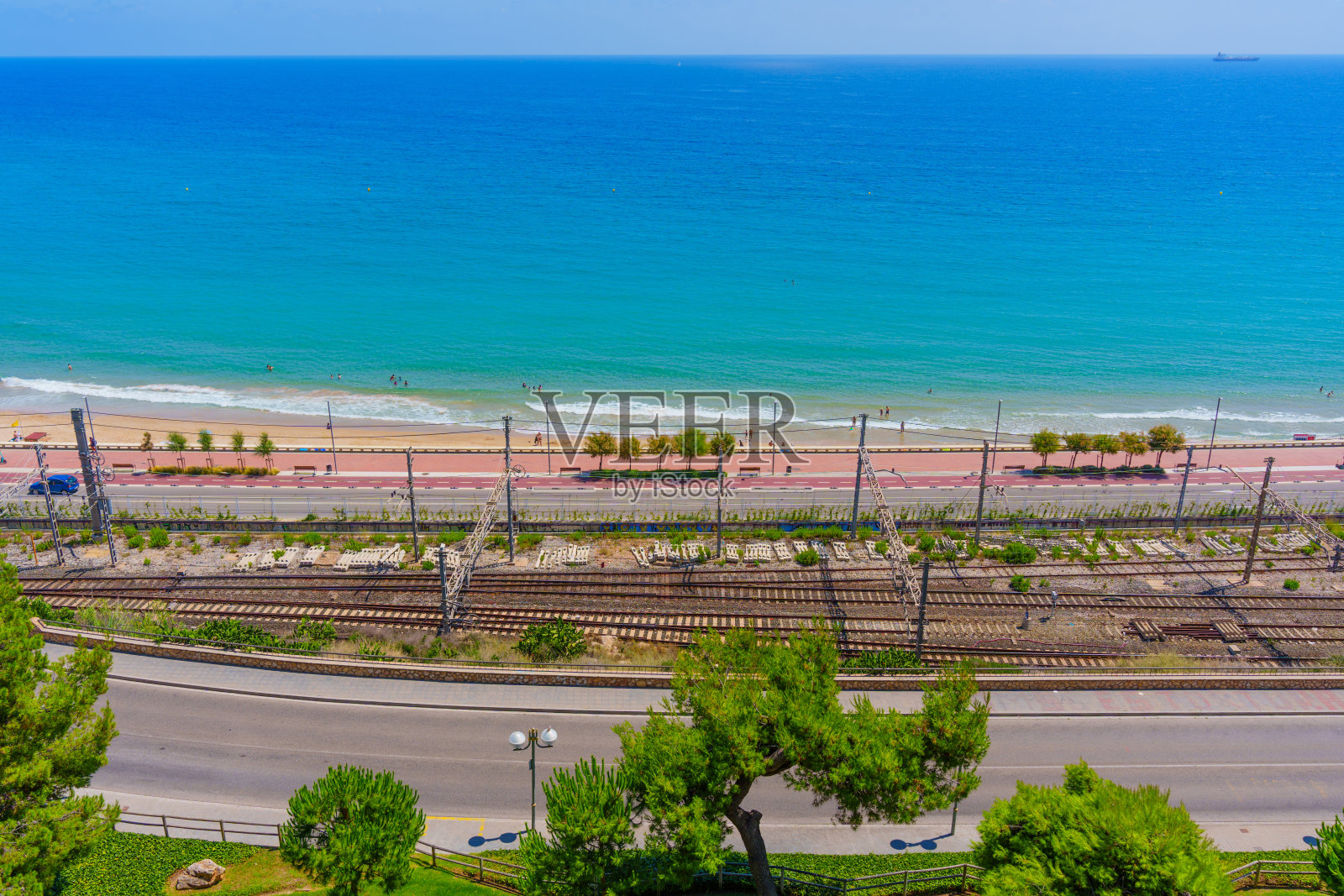 塔拉戈纳海滩的风景与铁路轨道照片摄影图片