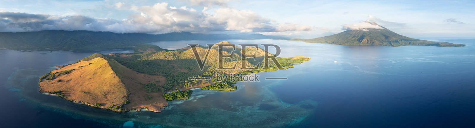 鸟瞰印度尼西亚弗洛雷斯附近偏远岛屿的晨光照片摄影图片