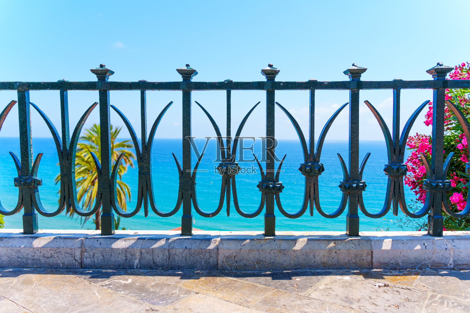 塔拉戈纳阳台上通往地中海的铁栏杆照片摄影图片