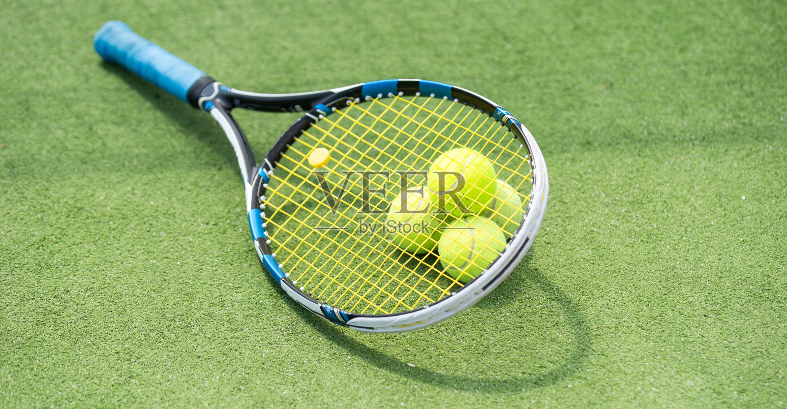 网球放在场地上的球拍上照片摄影图片