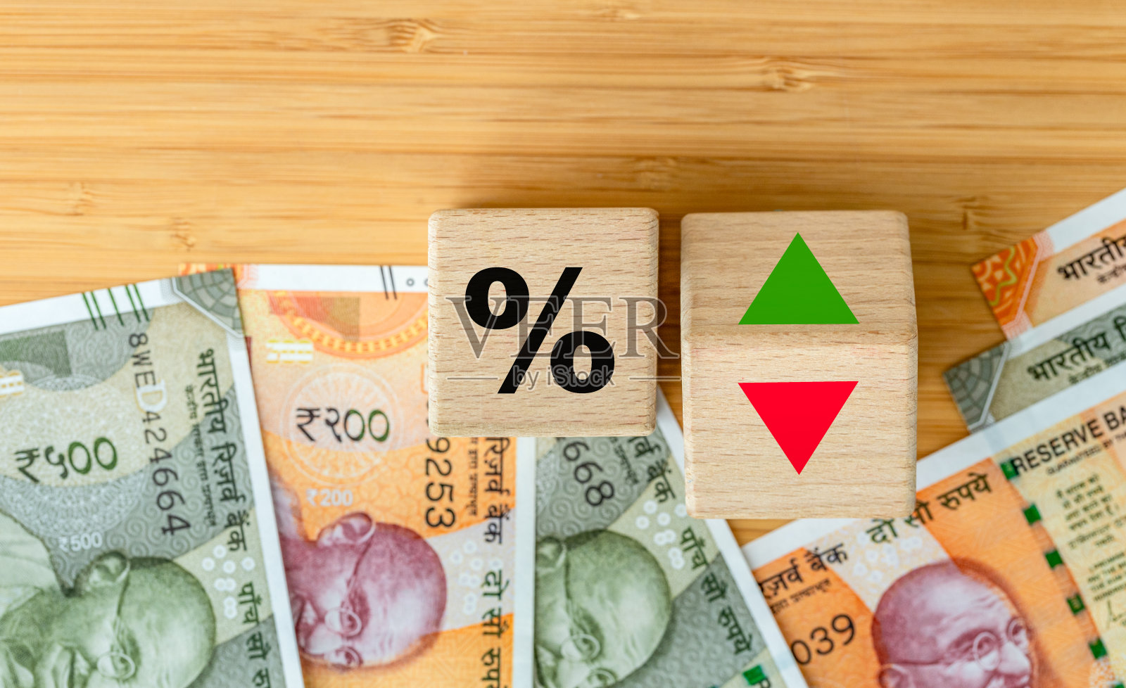 银行利率的木块，印度卢比的银行利率，金融分析，危机项目或经济增长概念。印度钱，近距离，平铺背景照片摄影图片