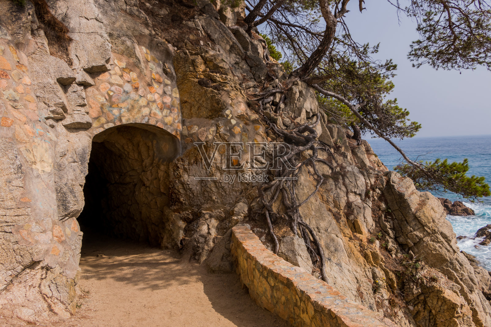 在西班牙加泰罗尼亚布拉瓦海岸的度假小镇Lloret de Mar，沿着海边的岩石道路照片摄影图片
