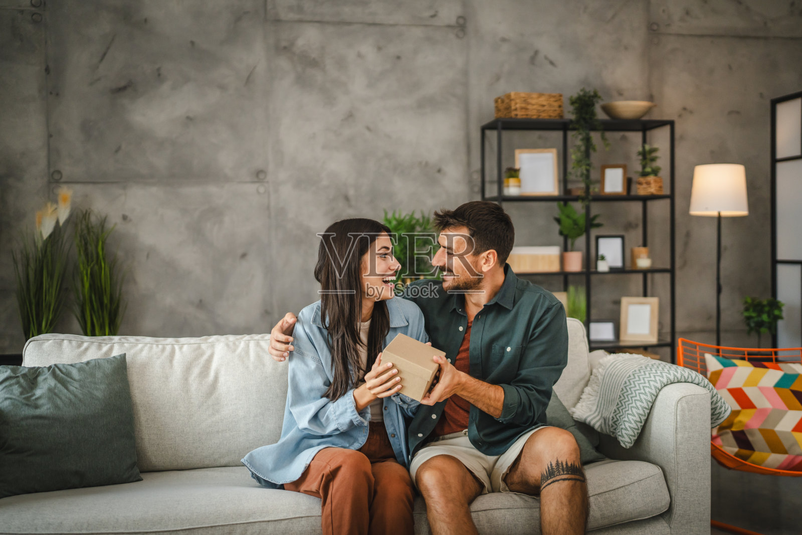 男朋友送礼物给女朋友一个惊喜照片摄影图片