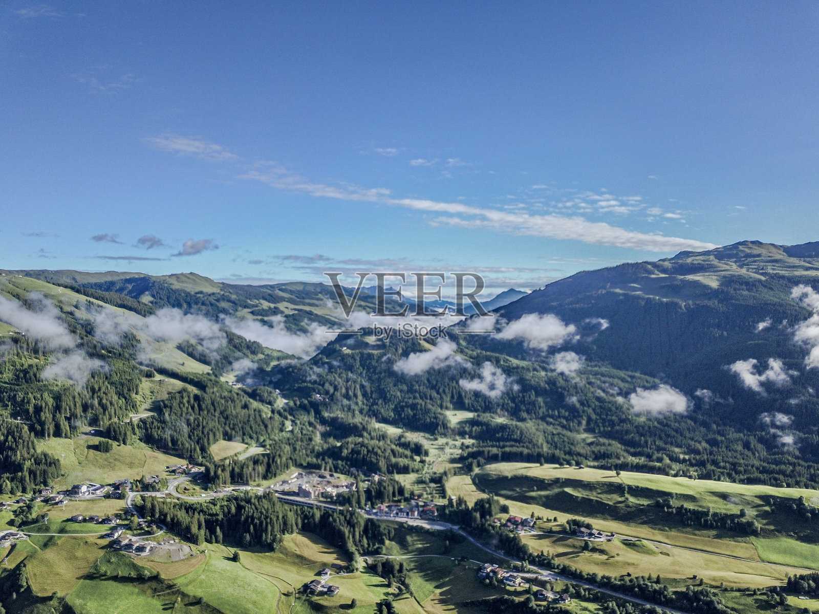 从平兹高俯瞰奥地利阿尔卑斯山照片摄影图片