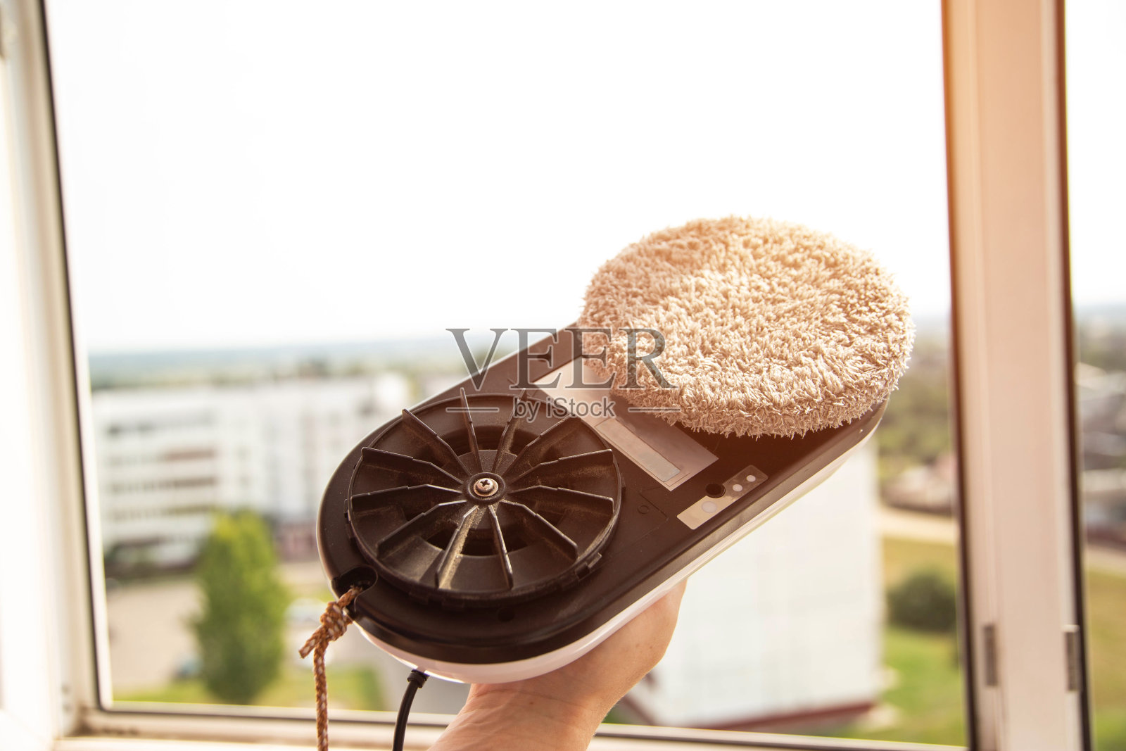 将窗户清洁机器人上的超细纤维更换为干净的。最先进的窗户清洁器。文本复制空间照片摄影图片