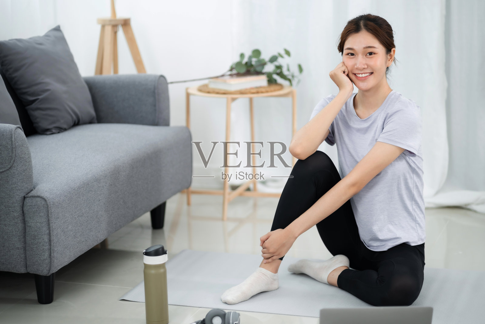 年轻的亚洲女性有吸引力的运动锻炼在家里和观看在线体育教程在笔记本电脑上照片摄影图片