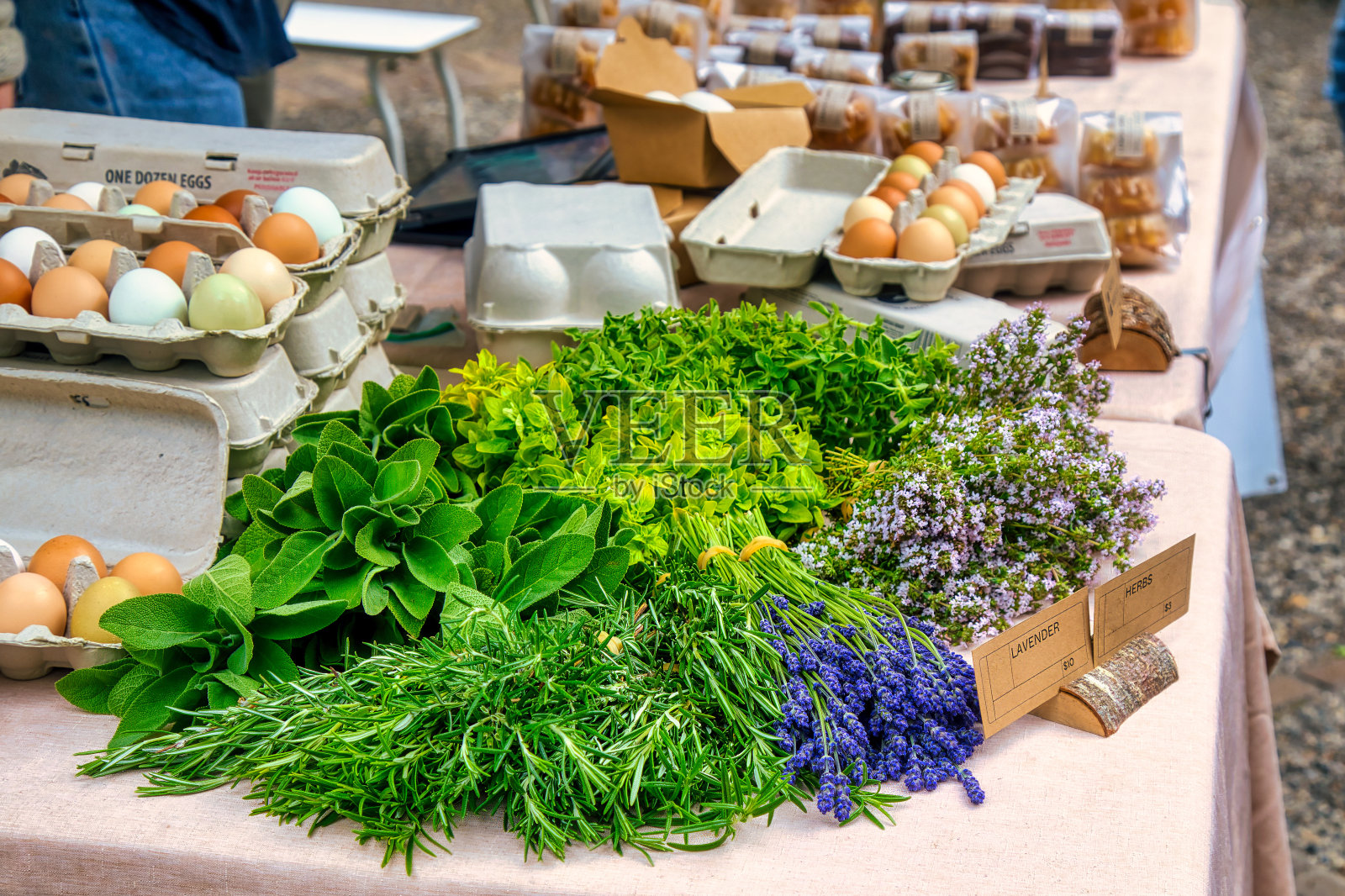 新鲜香草，鼠尾草，迷迭香，百里香，薰衣草，牛至，在农贸市场买的照片摄影图片