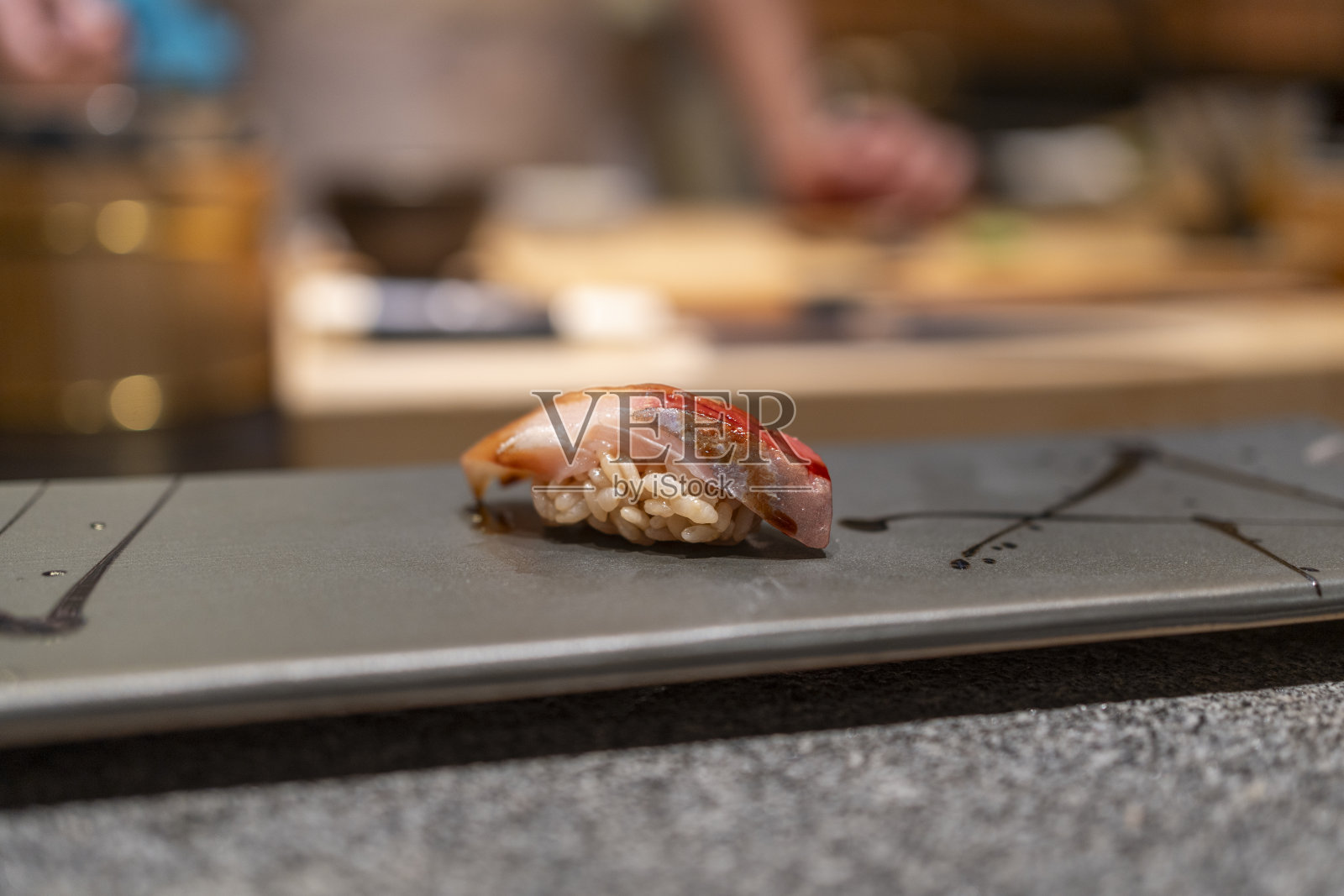 厨师正在餐厅里做日式大酱照片摄影图片