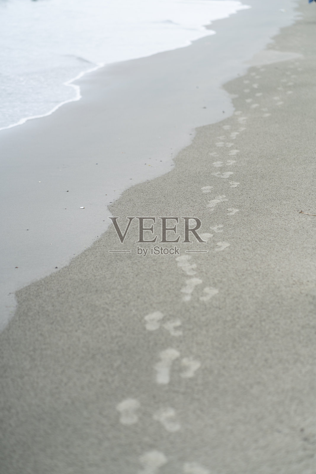 沙滩上留下的脚印照片摄影图片